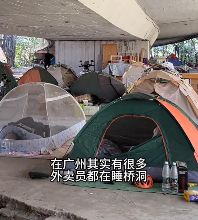 广州外卖员为省钱搭帐篷睡桥洞成网红打卡地后续：已被清理(图2)